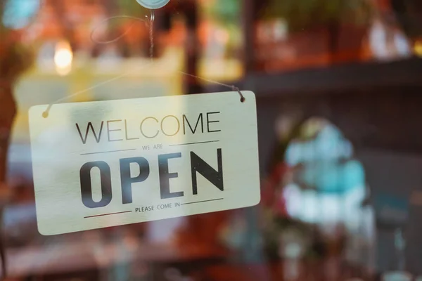 Een Zakelijk Bord Waarop Staat Open Cafe Restaurant Hangen Aan — Stockfoto