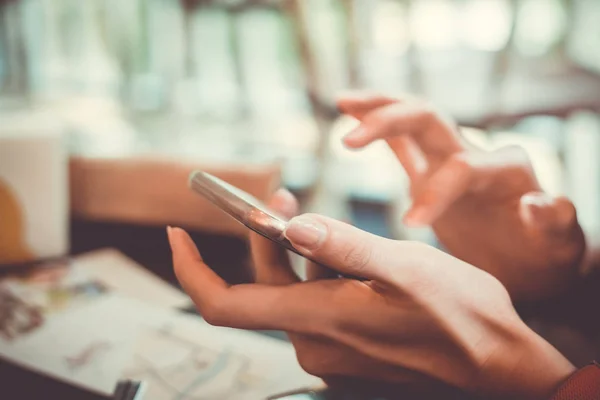 Donna Mano Utilizzando Smartphone Laptop Con Caffè Negozio Colorato Evidenziare — Foto Stock