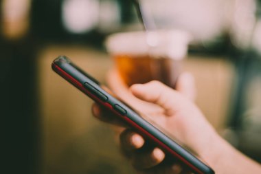 Kadın el kafe salonu renkli vurgu gölge nesnesine güzel ile Smartphone ve dizüstü kullanarak arka plan. İş, finans, Ticaret hisse senedi maket ve sosyal ağ kavramı.