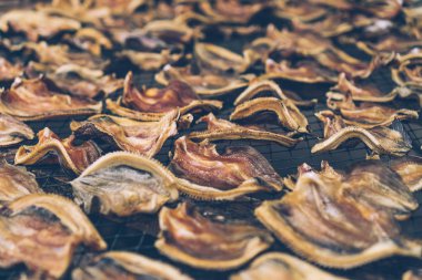 Gıda koruma balık ızgara üzerinde güneş baht tarafından kurutulmuş yapmak.