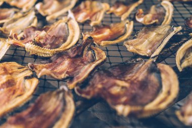 Gıda koruma balık ızgara üzerinde güneş baht tarafından kurutulmuş yapmak.