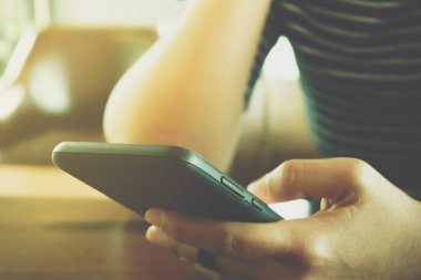 Kadın el kafe salonu renkli vurgu gölge nesnesine güzel ile Smartphone ve dizüstü kullanarak arka plan. İş, finans, Ticaret hisse senedi maket ve sosyal ağ kavramı.
