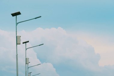 Genel elektrik ışık güç yaz mavi gökyüzü, beyaz bulut ve ışık parlama güneş arka plan üzerinden slor hücreden.