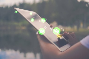 E-posta bildirimi işi yapmak için büyük tablet kullanarak kadın el pop up doğa parkında alarm.