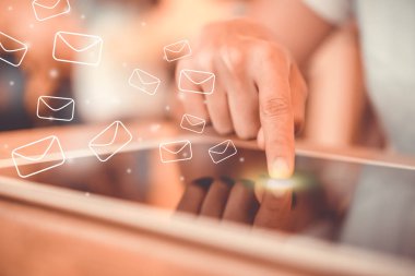 E-posta bildirimi işi yapmak için büyük tablet kullanarak kadın el alarm pop up bokeh arka plan ile kahve Cafe.