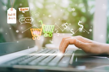 Dizüstü bilgisayar kullanan kadınlar online alışveriş yapan insanlar için internet üzerinden sohbet kutusu, el arabası, dolar simgeleri ortaya çıkıyor. Sosyal medya oluşturma kavramı.