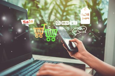 Kadın el Smartphone ve dizüstü kullanarak yapmak online alışveriş sohbet kutusu, sepeti, doları simgeleri açılır ile insanlar için online satış. Sosyal medya pazarlama kavramı.