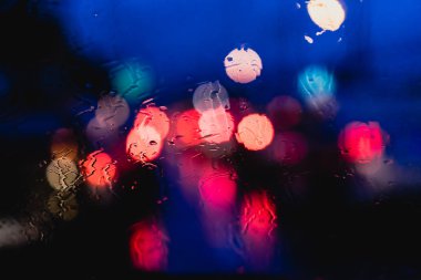 Renkli gece ışık yağmur damlası bokeh arka plan. Vintage pastel renk tonu stili.