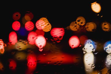 Renkli gece ışık yağmur damlası bokeh arka plan. Vintage pastel renk tonu stili.