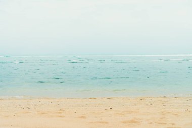 Beach dalga ve kum bokeh yaz renkli arka planla.