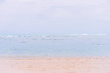 Beach dalga ve kum bokeh yaz renkli arka planla.