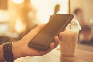 Kadın el iş, dağ manzarası doğa arka plan ile mali sosyal ağ smartphone veya tablet kullanarak