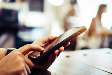 Kadın el kafe salonu renkli vurgu gölge nesnesine güzel ile Smartphone ve dizüstü kullanarak arka plan. İş, finans, Ticaret hisse senedi maket ve sosyal ağ kavramı.