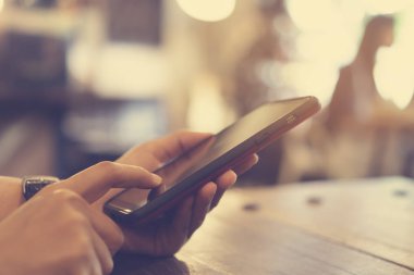 Kadın el kafe salonu renkli vurgu gölge nesnesine güzel ile Smartphone ve dizüstü kullanarak arka plan. İş, finans, Ticaret hisse senedi maket ve sosyal ağ kavramı.