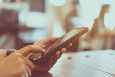 Kadın el kafe salonu renkli vurgu gölge nesnesine güzel ile Smartphone ve dizüstü kullanarak arka plan. İş, finans, Ticaret hisse senedi maket ve sosyal ağ kavramı.