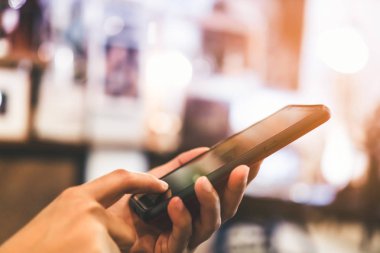 Kadın el kafe salonu renkli vurgu gölge nesnesine güzel ile Smartphone ve dizüstü kullanarak arka plan. İş, finans, Ticaret hisse senedi maket ve sosyal ağ kavramı.