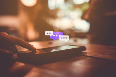 Kadınlar akıllı telefon daktiloyla yazı yazıp sohbet ediyorlar. Sohbet kutusu simgeleri ortaya çıkıyor. Sosyal medya teknolojisi kavramı. Klasik yumuşak renk tonu arkaplanı.