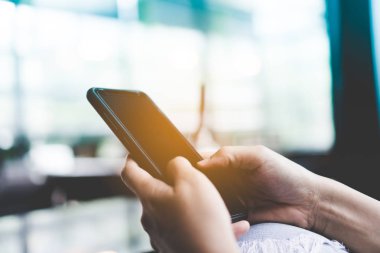 Kadın el kafe salonu renkli vurgu gölge nesnesine güzel ile Smartphone kullanarak arka plan. İş, finans, Ticaret hisse senedi maket ve sosyal ağ kavramı.