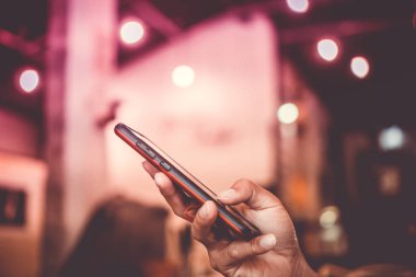 Kadın el kafe salonu renkli vurgu gölge nesnesine güzel ile Smartphone kullanarak arka plan. İş, finans, Ticaret hisse senedi maket ve sosyal ağ kavramı.