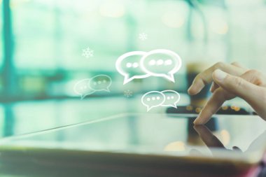 Kadınlar akıllı telefon daktiloyla yazı yazıp sohbet ediyorlar. Sohbet kutusu simgeleri ortaya çıkıyor. Sosyal medya teknolojisi kavramı. Klasik yumuşak renk tonu arkaplanı.