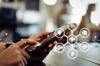 İletişim fintech işareti simgesi ve bağlantı ekranı smartphone bulanıklık cafe kahvehane arka plan ile. Mali iş teknoloji özgürlük rüya yaşam internet özgürlük hayat kavramı kullanma.