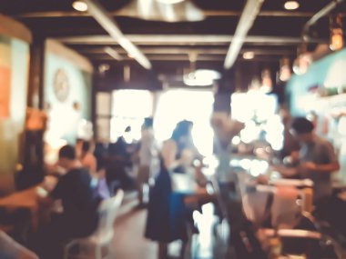Kahve Cafe müşteriler arka plan vintage tonu renk stili ile bulanıklık.