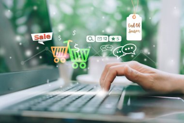 Dizüstü bilgisayar kullanan kadınlar online alışveriş yapan insanlar için internet üzerinden sohbet kutusu, el arabası, dolar simgeleri ortaya çıkıyor. Sosyal medya oluşturma kavramı.