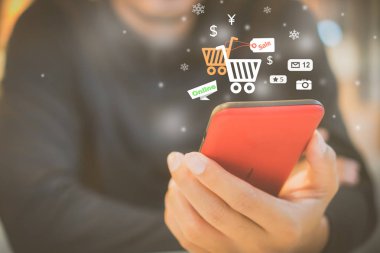 Kadın el insanlar simgeler sohbet kutusu, sepeti, dolar ile online alışveriş açılır için smartphone yapmak online satış kullanarak. Sosyal medya pazarlama kavramı.