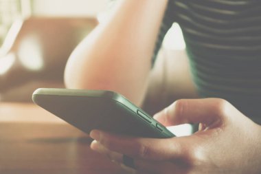 Kadın el kafe salonu renkli vurgu gölge nesnesine güzel ile Smartphone ve dizüstü kullanarak arka plan. İş, finans, Ticaret hisse senedi maket ve sosyal ağ kavramı.