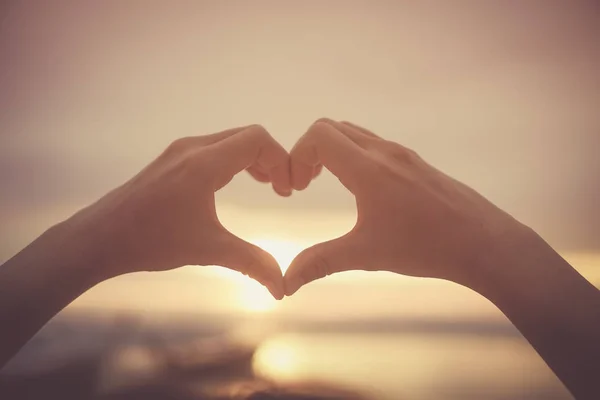 Kvinna Hand Hjärta Form Blå Himmel Och Bokeh Bakgrund — Stockfoto