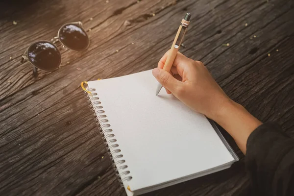 Espaço Cópia Mão Mulher Escrevendo Caderno Branco Com Fundo Luz — Fotografia de Stock