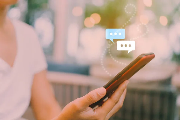 Vrouwen Hand Met Smartphone Typen Babbelen Gesprek Chat Vak Iconen — Stockfoto