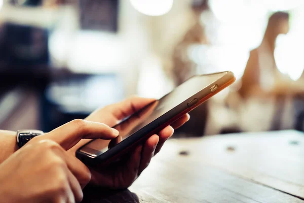 Donna Mano Utilizzando Smartphone Laptop Con Caffè Negozio Colorato Evidenziare — Foto Stock