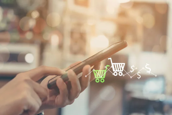 Kadın el insanlar simgeler sohbet kutusu, sepeti, dolar ile online alışveriş açılır için smartphone yapmak online satış kullanarak. Sosyal medya pazarlama kavramı.