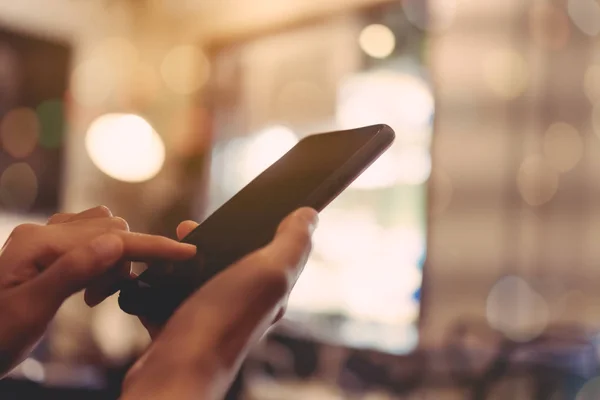 Donna Mano Utilizzando Smartphone Con Negozio Caffè Colorato Evidenziare Ombra — Foto Stock