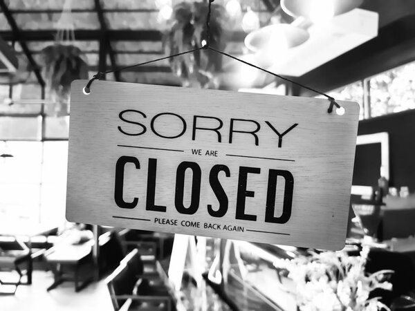 Извините, мы закрыты табличка висит на двери в кафе
.