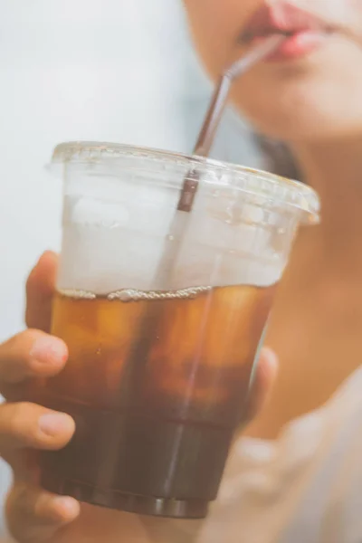 Mujer Está Bebiendo Café Negro Por Paja —  Fotos de Stock