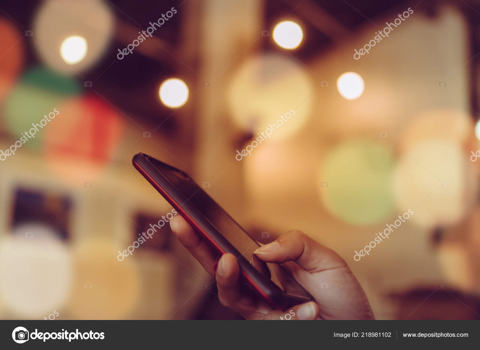 Frau Hand Mit Smartphone Und Laptop Mit Cafe Shop Bunte Stockfoto C Antstang Yahoo Com