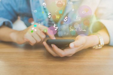 Kadın el Smartphone yapmak online alışveriş kullanarak sohbet kutusu bezler için sepeti, doları bez doodle pop. Sosyal medya pazarlama kavramı.