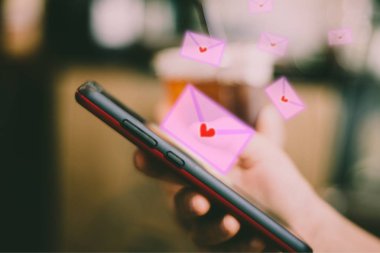 E-posta aşk mektubu alıp göndermek için Smartphone kullanarak kadın ele.