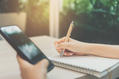 Kadın el kafe salonu güneş ışığı gölge nesnesine güzel ile Smartphone ve dizüstü kullanarak arka plan. İş, finans, Ticaret hisse senedi maket ve sosyal ağ kavramı.