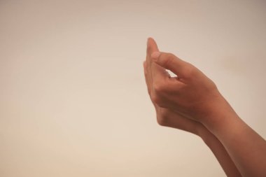 Kadın el yer doğa yeşil arka plan önünde dua etmek birlikte.