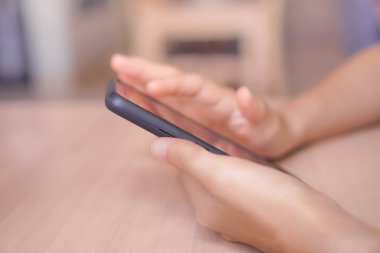 Kadın el Smartphone ile kafeterya salonu renkli güzel bokeh arka plan kullanarak. İş, finans, Ticaret hisse senedi maket ve sosyal ağ kavramı.