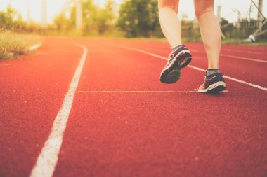 Kadın giyim spor ayakkabı üstünde-e doğru koşmak içinde çalışan mahkeme arka plan. Sağlık egzersiz yaşam tarzı kavramı.