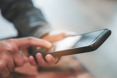 Kadın el kafe salonu renkli vurgu gölge nesnesine güzel ile Smartphone ve dizüstü kullanarak arka plan. İş, finans, Ticaret hisse senedi maket ve sosyal ağ kavramı.