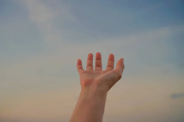 Kadın Eller Gökyüzü Arka Plan Önünde Dua Gibi Gökyüzü Ulaşmak — Stok fotoğraf