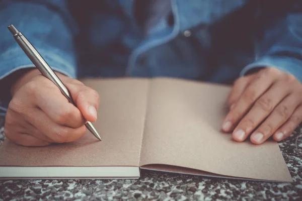 Copiar Espacio Mano Mujer Escribiendo Cuaderno Blanco Con Fondo Bokeh — Foto de Stock