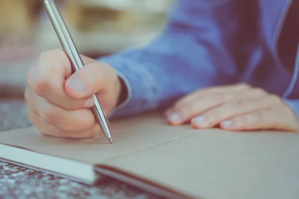 Copiar Espacio Mano Mujer Escribiendo Cuaderno Blanco Con Fondo Bokeh — Foto de Stock