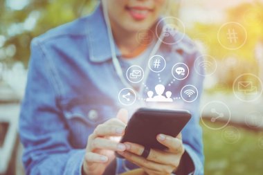 İletişim fintech işareti simgesi ve bağlantı ekranı smartphone bulanıklık cafe kahvehane arka plan ile. Mali iş teknoloji özgürlük rüya yaşam internet özgürlük hayat kavramı kullanma.