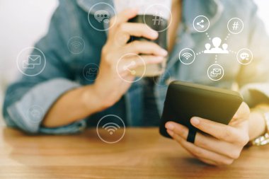 İletişim fintech işareti simgesi ve bağlantı ekranı smartphone bulanıklık cafe kahvehane arka plan ile. Mali iş teknoloji özgürlük rüya yaşam internet özgürlük hayat kavramı kullanma.